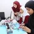 ابتكار بيئي بأيد عُمانية.. روبوت يفرز البلاستيك والورق والمعادن والزجاج