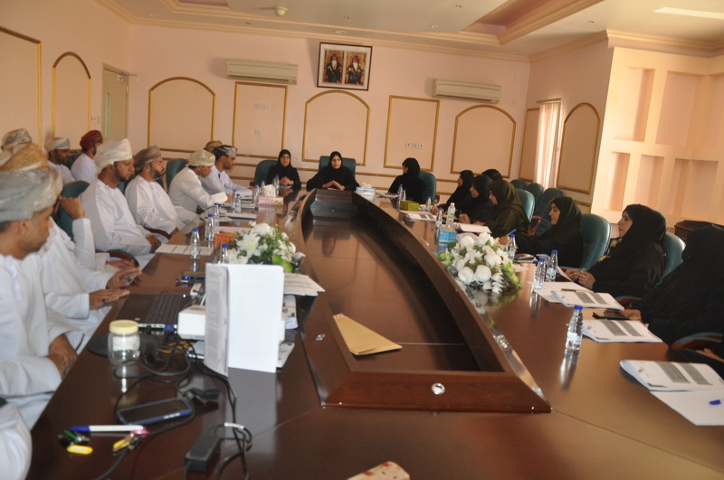 مناقشة ضوابط وإدارة مراكز امتحانات دبلوم التعليم العام بمحافظة الظاهرة 