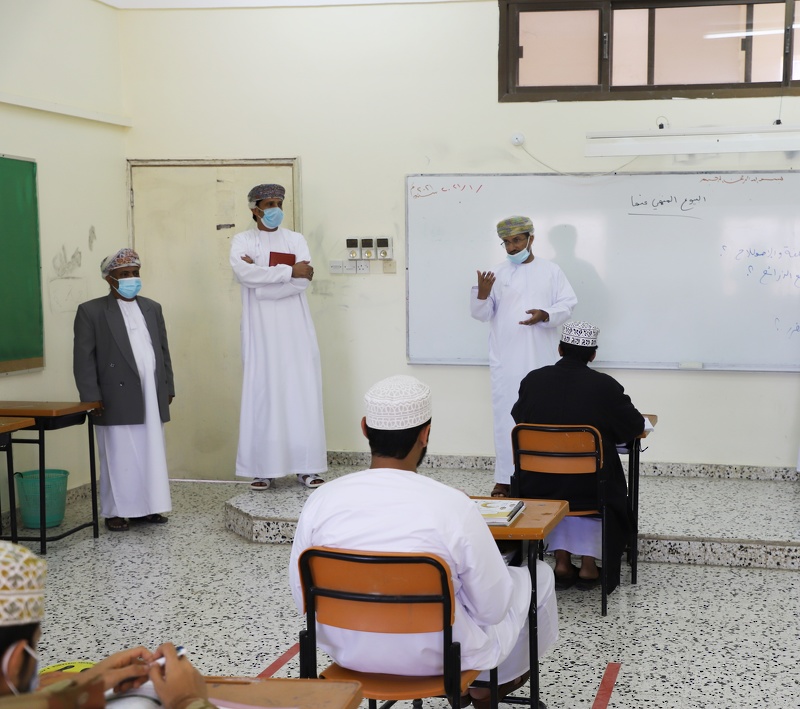 المدير العام المساعد لشؤون التخطيط وتنمية الموارد البشرية وتقنية المعلومات بتعليمية ظفار يزور عدد من المدارس