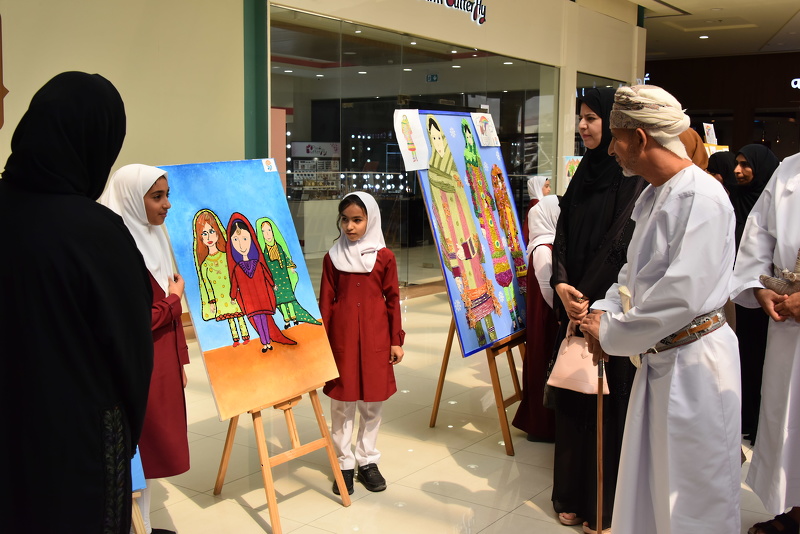 تنظيم معرض تجليات فنية بين معلمات مادة الفنون  التشكيلية والطلبة للصفوف ١-٤ بمدارس تعليمية محافظة الظاهرة 