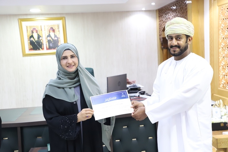 الدكتورة المكلفة بأعمال المدير العام تلتقي بأعضاء لجنة التقنيات الجغرافية الحديثة بمحافظة ظفار.