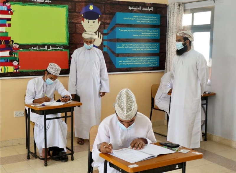 الدكتور ناصر بن سالم الغنبوصي المدير العام يتفقد سير امتحانات   دبلوم التعليم العام (٢٠٢٠-٢٠٢١م ) بمدارس المحافظة.