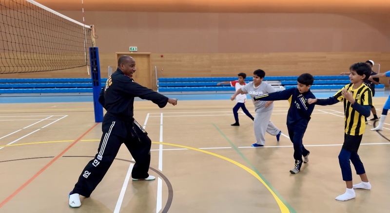 تدريب طلبة مركز ظفار الصيفي للبنين على رياضة التايكوندو