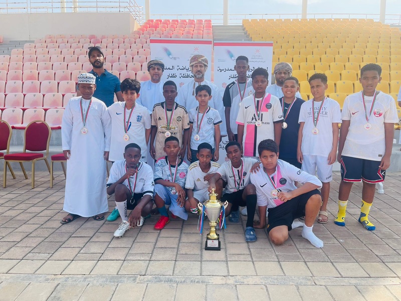 مدرسة السلطان قابوس تتوج ببطولة كرة القدم لمدارس تعليمية ظفار .