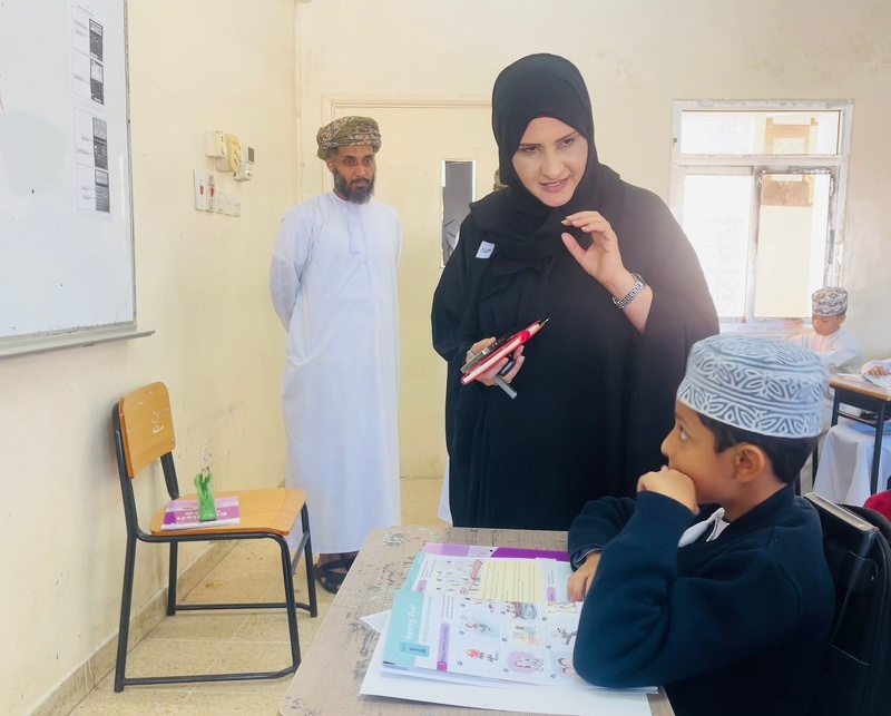 متابعة تطبيق الخطة التنفيذية لتحسين البيئة المدرسية في المدارس التي تعمل بنظام الفترتين بتعليمية ظفار