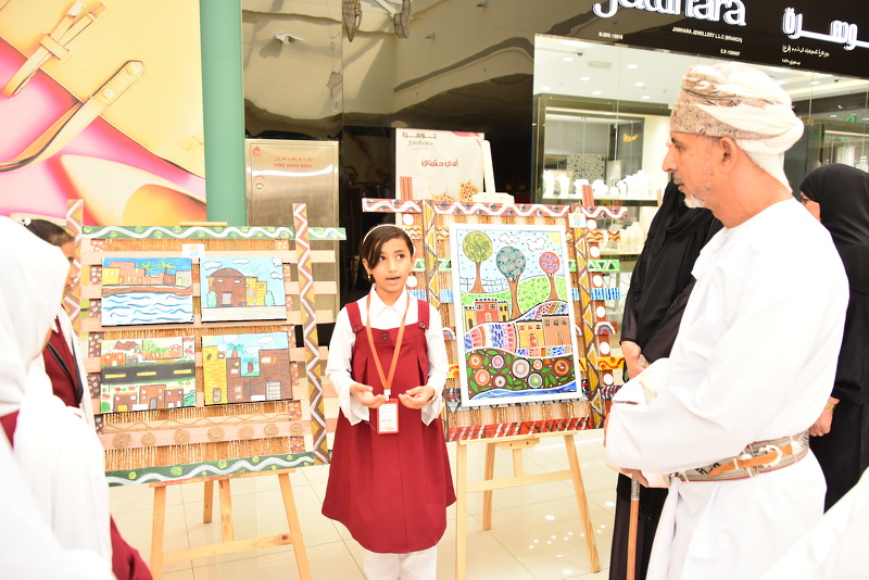 تنظيم معرض تجليات فنية بين معلمات مادة الفنون  التشكيلية والطلبة للصفوف ١-٤ بمدارس تعليمية محافظة الظاهرة 