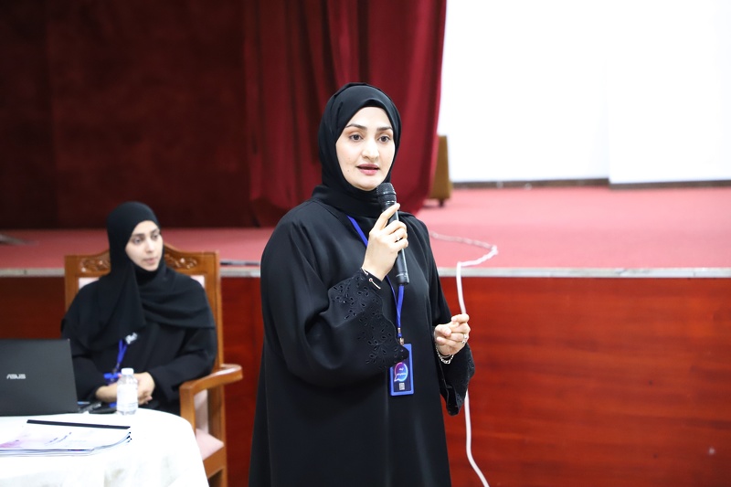 تقييم مشاريع جائزة التميز المدرسي في مدرسة منبع الحكمة بتعليمية ظفار.