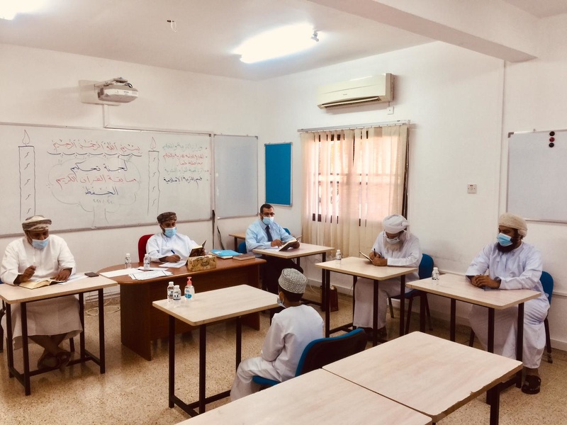الفريق الزائر لتقييم مسابقة القران الكريم يتابع مدى جاهزية تعليمية ظفار
