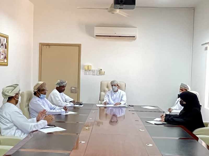 مناقشة مستجدات قرار اللجنة العليا بتحويل التعليم المباشر إلى تعليم عن بعد بتعليمية ظفار 