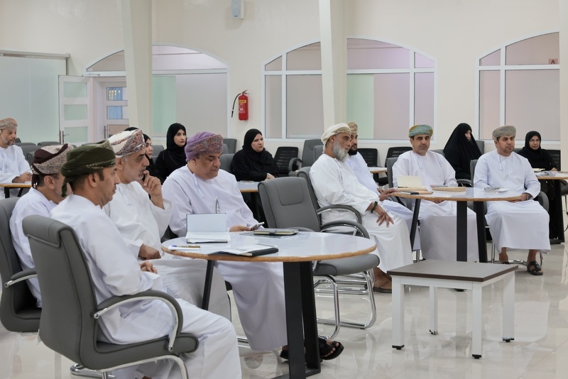 مناقشة تطبيق مسار التعليم المهني والتقني بتعليمية جنوب الباطنة