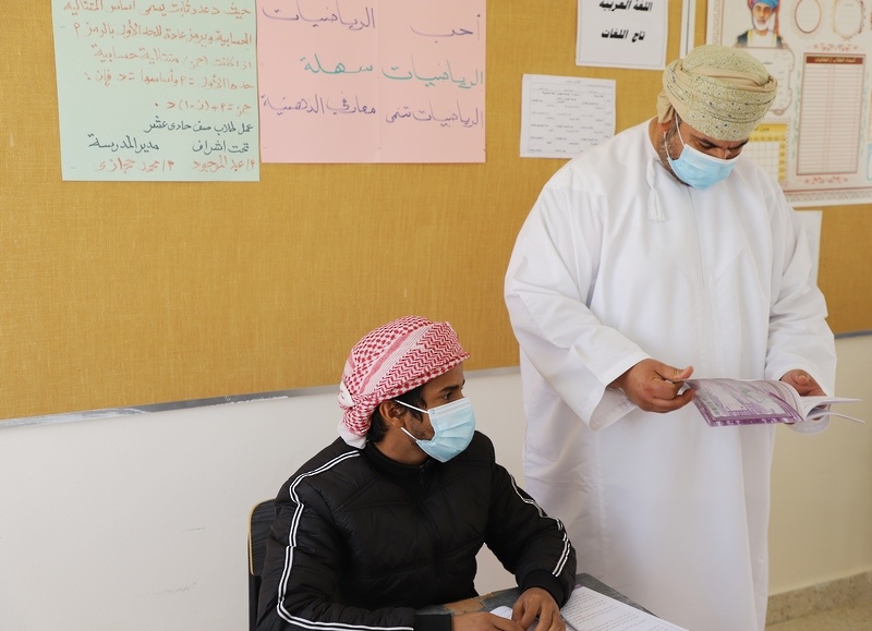 مدير عام تعليمية ظفار يختتم زيارته لمدارس ولاية مقشن وولاية ثمريت