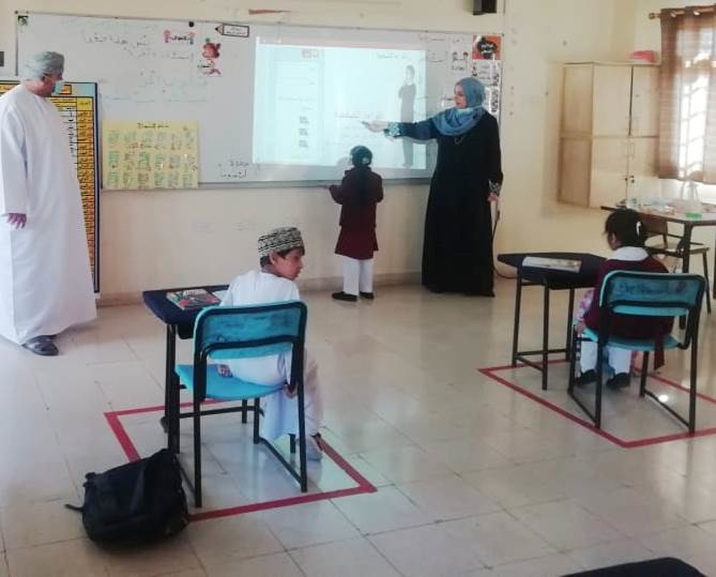 مدير عام تعليمية ظفار يزور عدد من مدارس ولاية صلالة