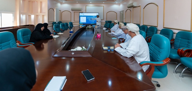  مناقشة مؤشرات الأداء ذات الأولوية بتعليمية محافظة الظاهرة