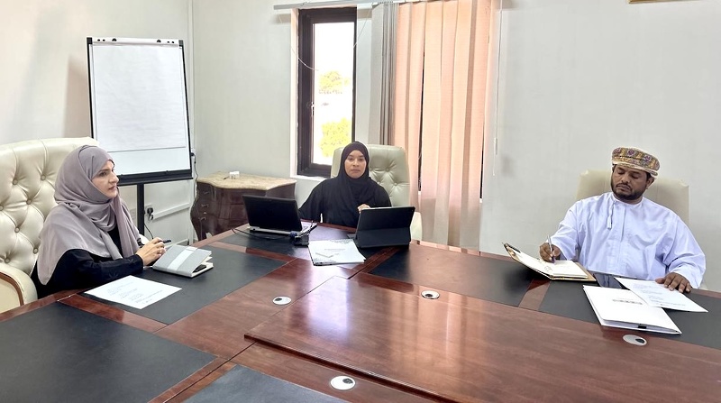 فريق دعم المبادرات يزور تعليمية ظفار