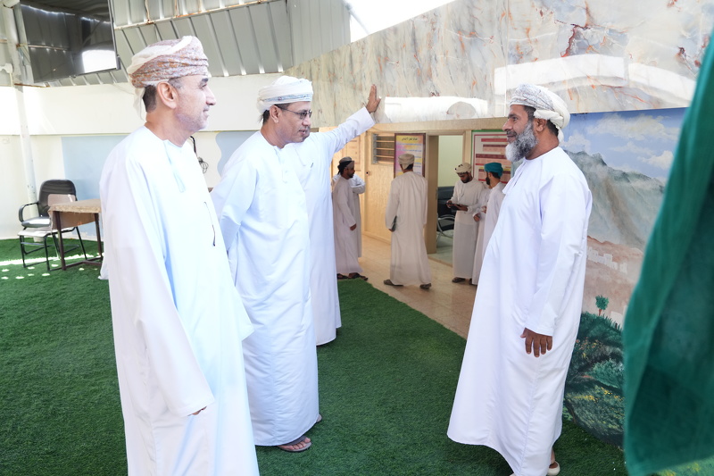 اللجنة الفرعية لإدارة الحالات الطارئة بتعليمية جنوب الباطنة تزور عدد من مدارس المحافظة