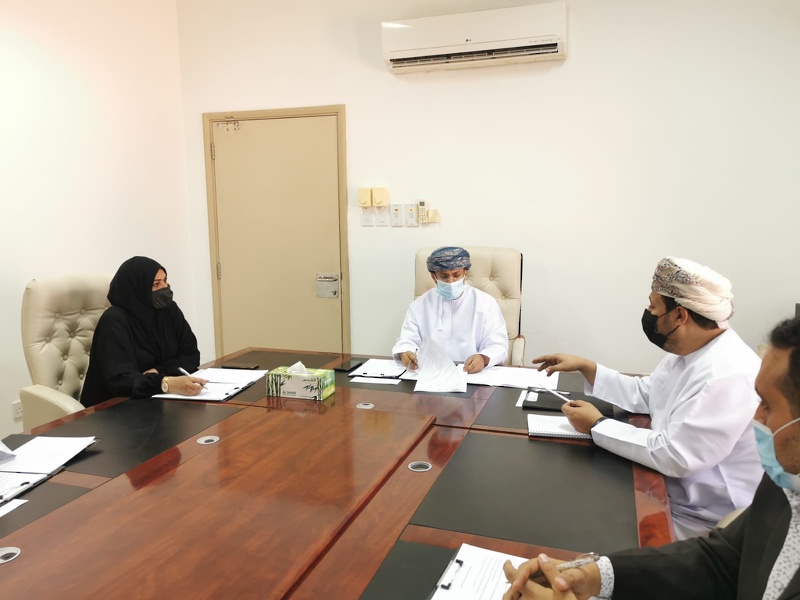 اجتماع اللجنة المشتركة المكلفة بمتابعة برامج التنمية العلمية لطلاب قسم التربية بكلية الآداب والعلوم التطبيقية بجامعة ظفار
