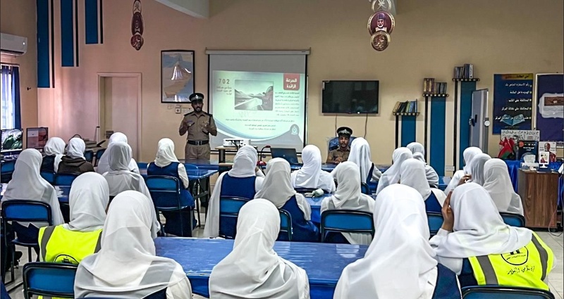 معهد السلامة المرورية  يقدم مجموعة من المحاضرات التوعوية بتعليمية ظفار