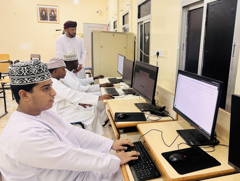 تواصل تنفيذ التطبيق الفعلي للاختبارات الوطنية بمدارس تعليمية ظفار