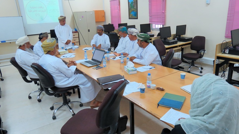 وقفات تحليلية للزيارات الإشرافية ضمن الحلقة النقاشية لقسم تطوير الأداء المدرسي بتعليمية الظاهرة