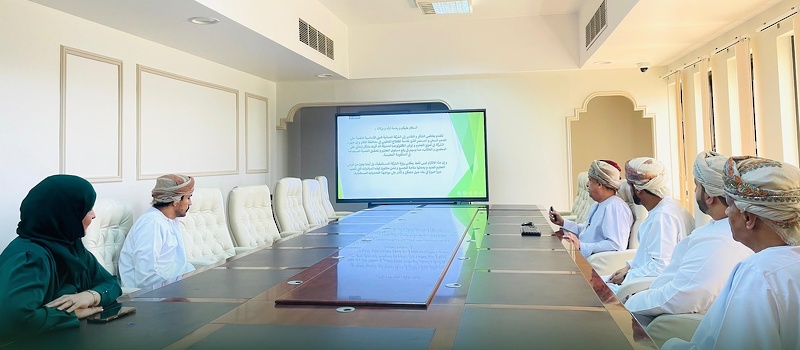 الشركة العمانية للبنى الأساسية للتقنية تمول شراء أجهزة عرض مرئي لمدرسة الشعلة بتعليمية ظفار
