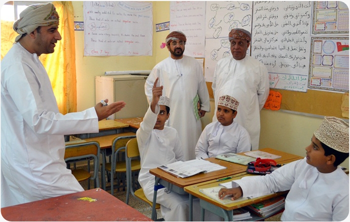 لجنة دعم المحافظات التعليمية بوزارة التربية والتعليم تزور مدارس ولاية شليم وجزر الحلانيات