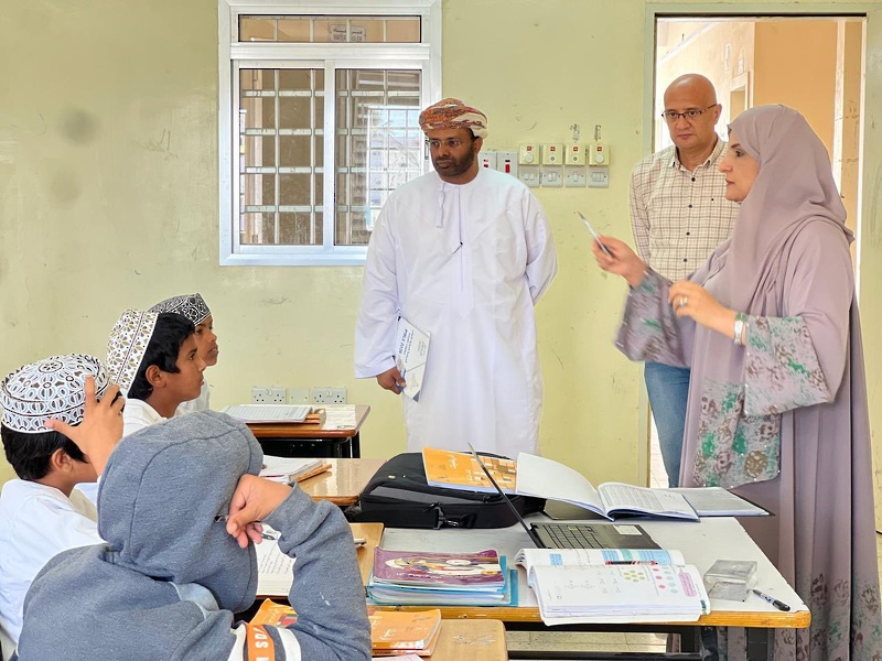 المديرة العامة بتعليمية ظفار تتطلع على سير العملية التعليمية بمدرسة مضي (1-12) بولاية ثمريت