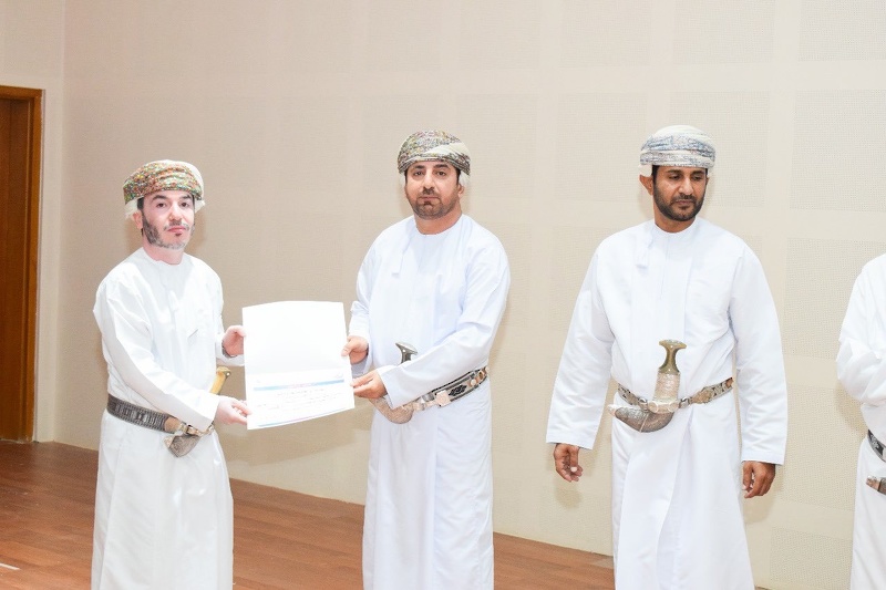 والي مقشن يكرم الطلبة المجيدين في مدارس الولاية