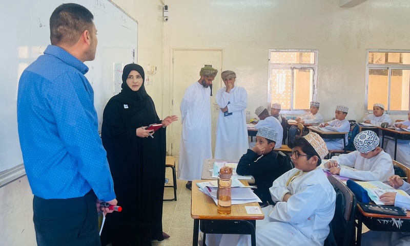 متابعة تطبيق الخطة التنفيذية لتحسين البيئة المدرسية في المدارس التي تعمل بنظام الفترتين بتعليمية ظفار