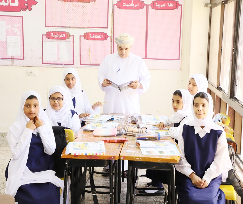 مستشار وزيرة التربية والتعليم لشؤون الإدارة التربوية يزور مدارس تعليمية ظفار