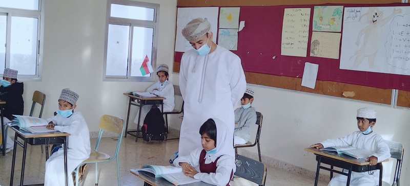 مدير عام تعليمية ظفار يختم زيارته لمدارس ولاية شليم وجزر الحلانيات