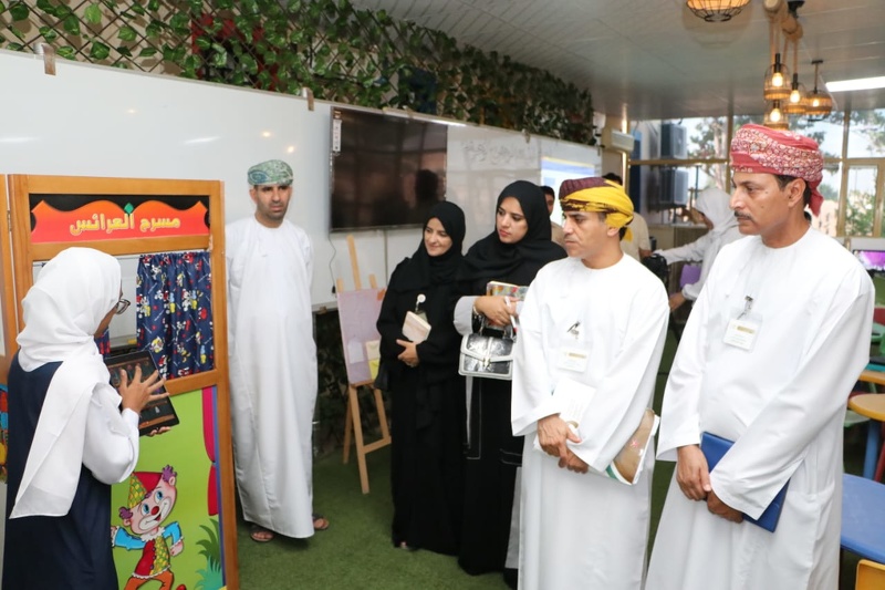 لجنة تقييم جائزة السلطان قابوس للتنمية المستدامة تواصل زيارتها لمدارس شمال الباطنة