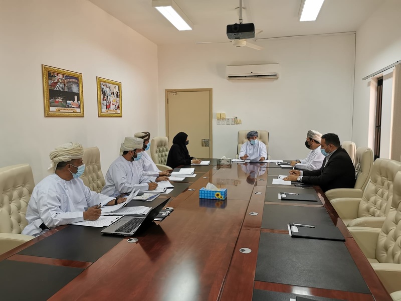 اجتماع اللجنة المشتركة المكلفة بمتابعة برامج التنمية العلمية لطلاب قسم التربية بكلية الآداب والعلوم التطبيقية بجامعة ظفار