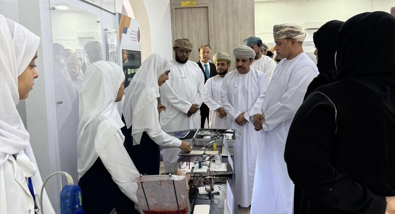 تعليمية ظفار تشارك في الاحتفاء بيوم العلوم العالمي 2025 بجامعة التقنية والعلوم التطبيقية بصلالة