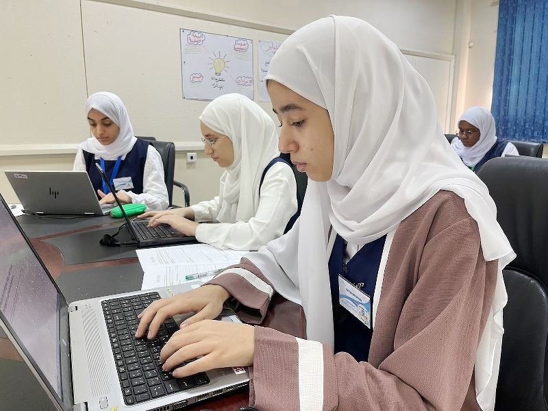 تنفيذ الدور النهائي من مسابقة الكتابة الإلكترونية باللغة الإنجليزية لطلبة الصف الحادي عشر لعدد من مدارس تعليمية ظفار