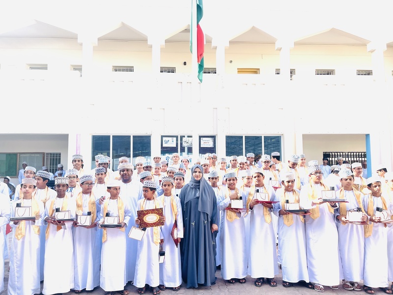 مدرسة أسامة بن زيد بتعليمية ظفار تحتفل بالطلبة المجيدين