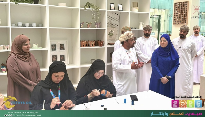 وكيلة وزارة التعليم للبرامج التعليمية المساندة تتابع تنفيذ البرنامج الصيفي بتعليمية ظفار
