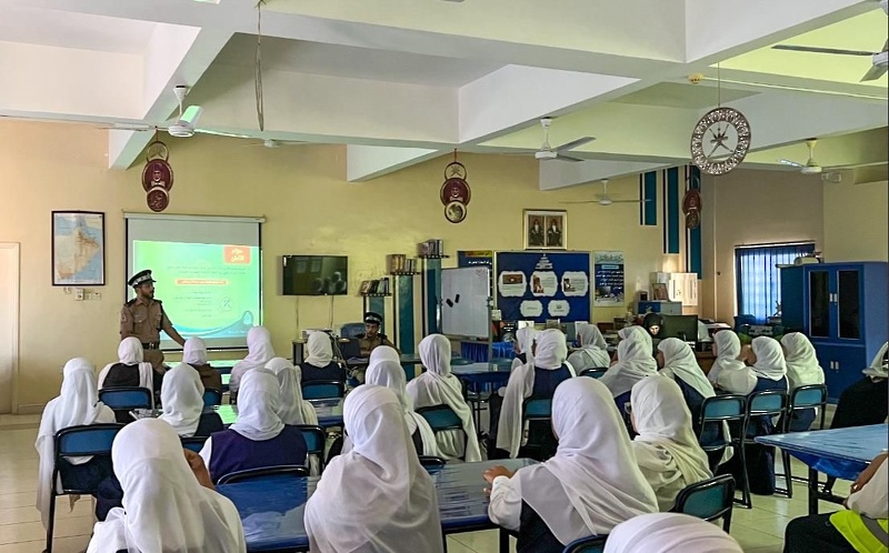 معهد السلامة المرورية  يقدم مجموعة من المحاضرات التوعوية بتعليمية ظفار