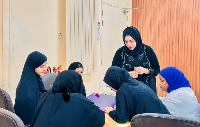 فعاليات تدريبية متميزة في مركز درة ظفار الصيفي لتنمية مهارات الطالبات
