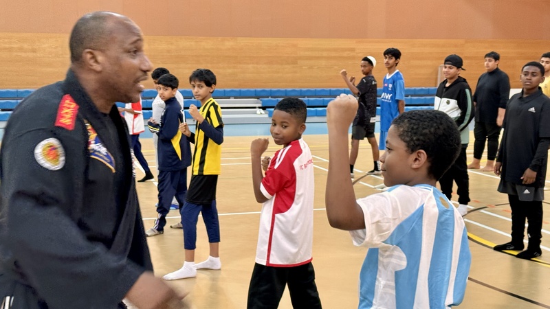 تدريب طلبة مركز ظفار الصيفي للبنين على رياضة التايكوندو