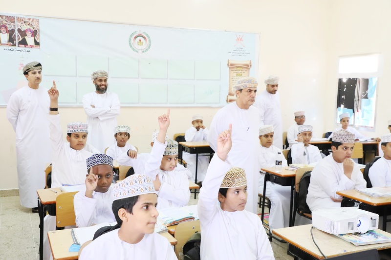 مستشار وزيرة التربية والتعليم لشؤون الإدارة التربوية يزور مدارس تعليمية ظفار