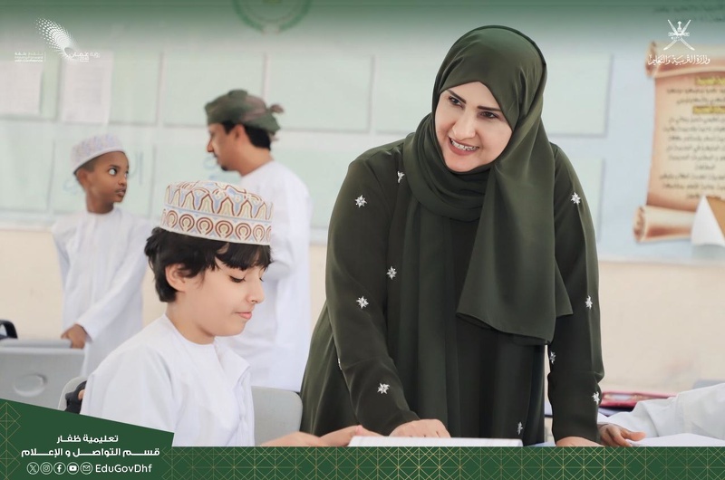 المديرة العامة بتعليمية ظفار تقوم بزيارات ميدانية للمدارس المسائية للوقوف على العملية التعليمية