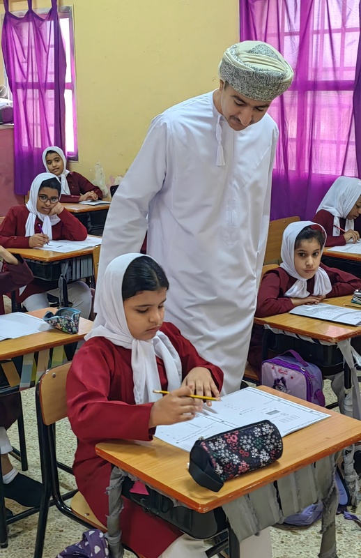 مدير عام تعليمية ظفار يزور الاختبارات الوطنية للصفوف المرحلية بتعليمية ظفار