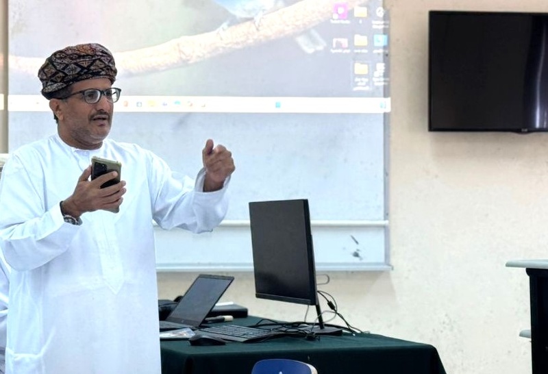 ورشة تدريبية بتعليمية ظفار حول الذكاء الاصطناعي والعملية الإرشادية