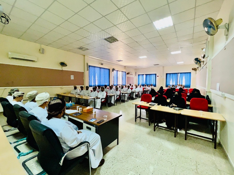 تعليمية ظفار تجتمع برؤساء مراكز دبلوم التعليم العام