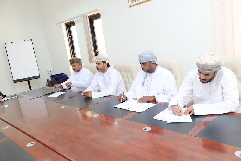 تعليمية ظفار تناقش  الاستعدادات النهائية  لامتحانات دبلوم التعليم العام للصفوف (5-11)