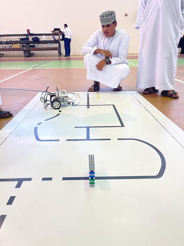أكثر من ٨٠ فريق في مسابقات الروبوت بتعليمية ظفار