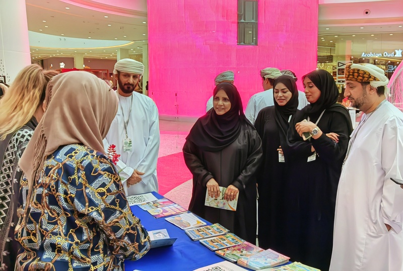 وزارة التربية والتعليم تدشن معرض مزايا الأول بصلالة     صلالة / علي العوائد و سعود الحضري    دشنت وزارة التربية والتعليم ممثلة في المديرية العامة  للشؤون الإدارية اليوم معرض مزايا الأول 2022 للمحافظات التعليمية بسلطنة عمان وذلك بساحة مركز جراند مول التجار