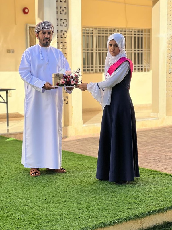 تكريم المجيدات من المعلمات والطالبات بمدرسة اجدروت للتعليم الأساسي ( ١-١٢ )  