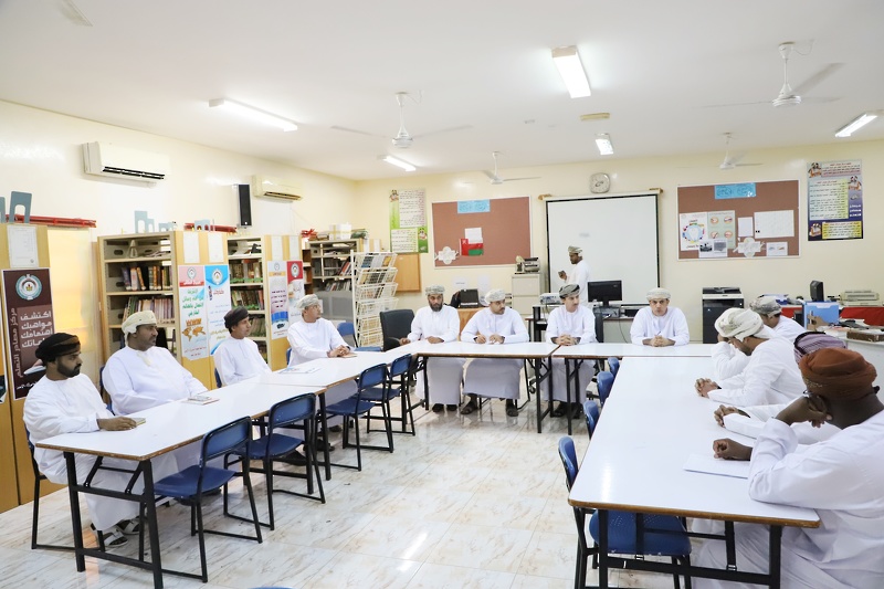 مستشار وزيرة التربية والتعليم لشؤون الإدارة التربوية يزور مدارس تعليمية ظفار