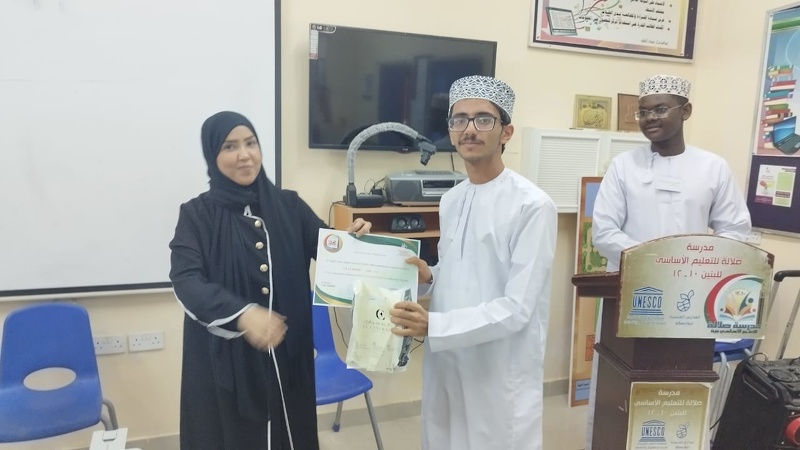 مسابقات اللغة الإنجليزية في مدرسة صلالة للبنين